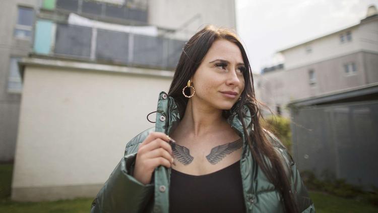 DR3 stiller skarpt på hiphop fænomenet Tessa, som er kendt for sine beskidte rim. Tessa har en mørk fortid bag sig hun har rappet sig ud af.  