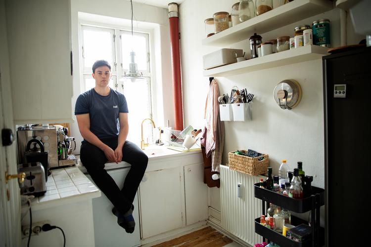 INVESTERING. Jakob Slipsager og hans kæreste Louise Odgaard gjorde som mange andre alvor af at bestille nyt køkken, mens Danmark var lukket ned. Nu venter de på de nye elementer, for køkkenfabrikkerne har travlt. Foto: Jacob Ehrbahn/POLFOTO