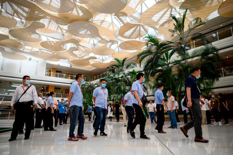 Huaweis ansatte i hovedkvarteret Shenzhen er kastet ud i en overlevelseskamp, efter USA har indført nye sanktioner.  Foto: Noel Celis/Ritzau Scanpix