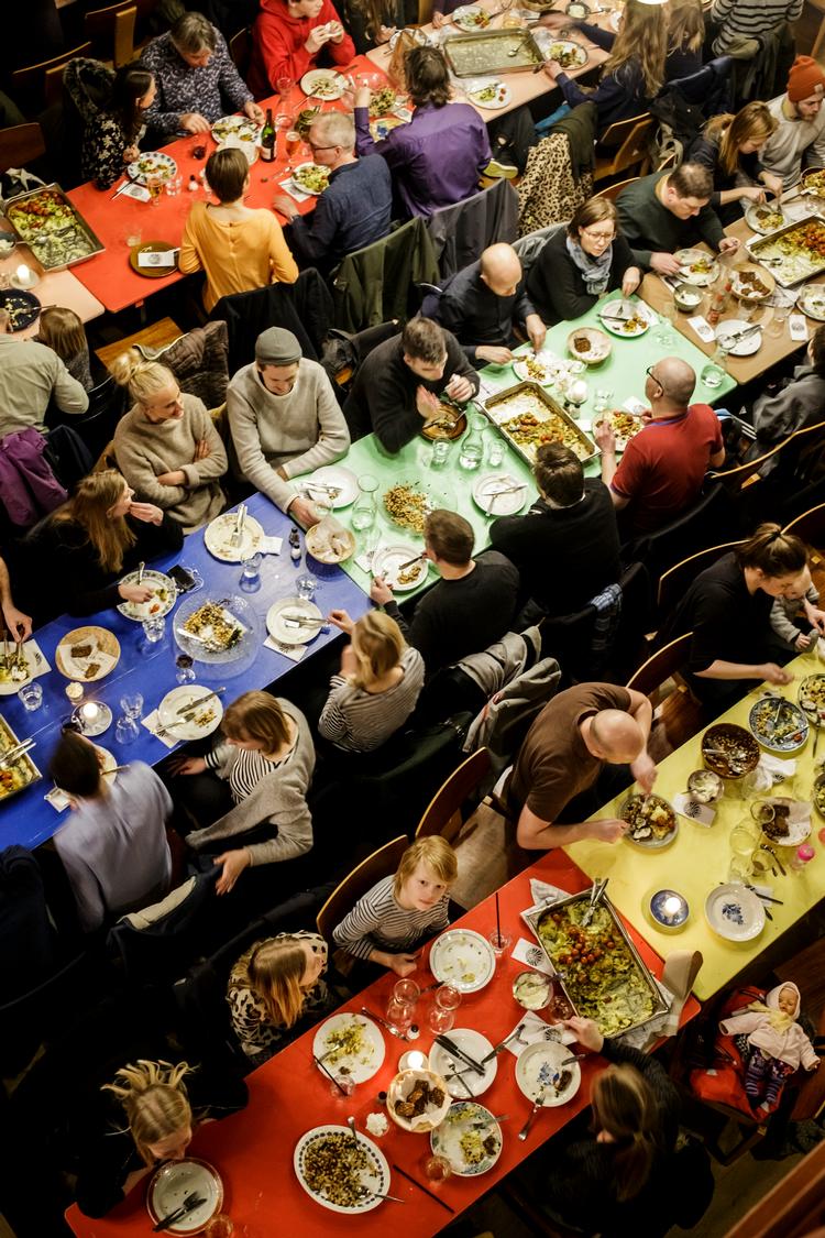 Der bliver ikke noget med, at man lige låner peberkværnen fra nabobordet. Og fadservering er det også slut med. Men ånden er den samme, siger Ursula Lærkesen fra Absalon. Arkivfoto Mads Nissen