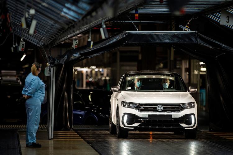 En Volkswagen fabrik i Palmela nær Lissabon. Bilgiganten har viklet sig ind i en skandale. 'Dieselgate' går tilbage til 2015, hvor VW blev afsløret i at manipulere med udledningen fra udstødningen på omkring 11 millioner dieselbiler. Foto: Carlos Costa/Ritzau Scanpix