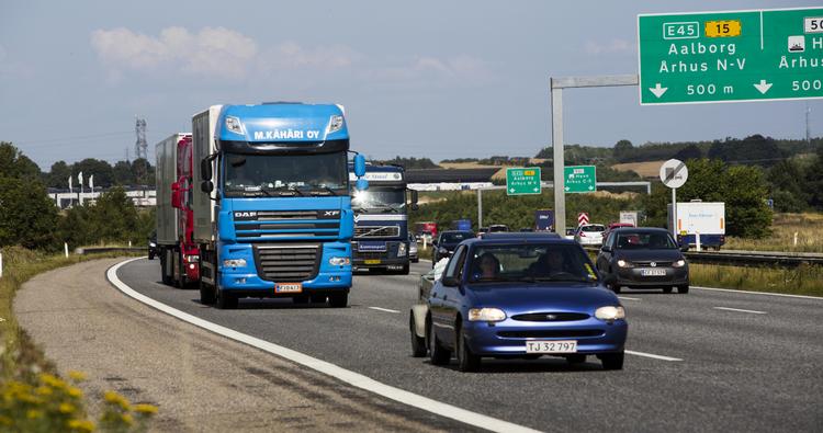 Nu er der igen udsigt til at kunne sidde i kø på motorvejene i myldretiden, viser tal fra Vejdirektoratet. Foto: Gregers Tycho/POLFOTO
