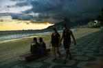 Folk på stranden  Ipanema i Rio de Janeiro bæreransigtsmaske. Mange er smittede og døde i Brasilien, og præsident Jair Bolsonaro er blevet stærkt kritiseret for sin håndtering af virusudbruddet.  Foto: Carl De Souza/Ritzau Scanpix