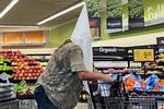 Billeder af manden, der gik på indkøb i californiske Santee iført Ku Klux Klan-hætte, er blevet delt på sociale medier og har chokeret mange i USA. Privatfoto Tiam Tellez/screendump