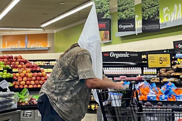 Billeder af manden, der gik på indkøb i californiske Santee iført Ku Klux Klan-hætte, er blevet delt på sociale medier og har chokeret mange i USA. Privatfoto Tiam Tellez/screendump