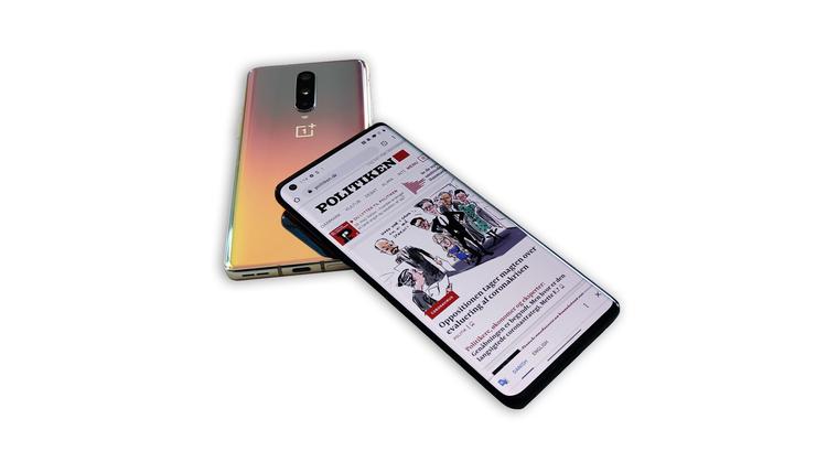 OnePlus 8 og 8 Pro kommer i flotte farver. Den ovenstående hedder ’Interstellar Glow’ . Foto: Morten Bay