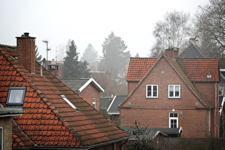 Coronakrsien påvirker nu boligsalget. I sær ejerlejligheder er blevet sværere at sælge i storbyerne.     Foto: Jens Dresling/POLFOTO