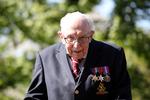 En tidligere kaptajn, Tom Moore, der netop har rundet 100 år, håbede at indsamle 1000 pund til at bekæmpe coronavirus. Nu har han indsamlet 275 millioner kroner. Foto: Peter Cziborra/Ritzau Scanpix