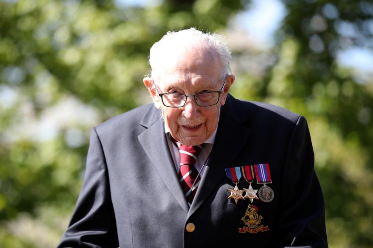 En tidligere kaptajn, Tom Moore, der netop har rundet 100 år, håbede at indsamle 1000 pund til at bekæmpe coronavirus. Nu har han indsamlet 275 millioner kroner. Foto: Peter Cziborra/Ritzau Scanpix