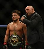Joe Rogan er manden i sort her, der interviewer MMA-kæmperen Henry Cejudo. Foto: Jasen Vinlove/Ritzau Scanpix
