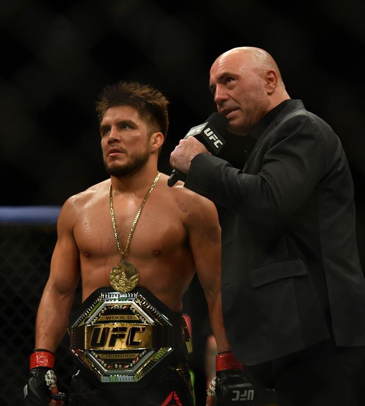 Joe Rogan er manden i sort her, der interviewer MMA-kæmperen Henry Cejudo. Foto: Jasen Vinlove/Ritzau Scanpix