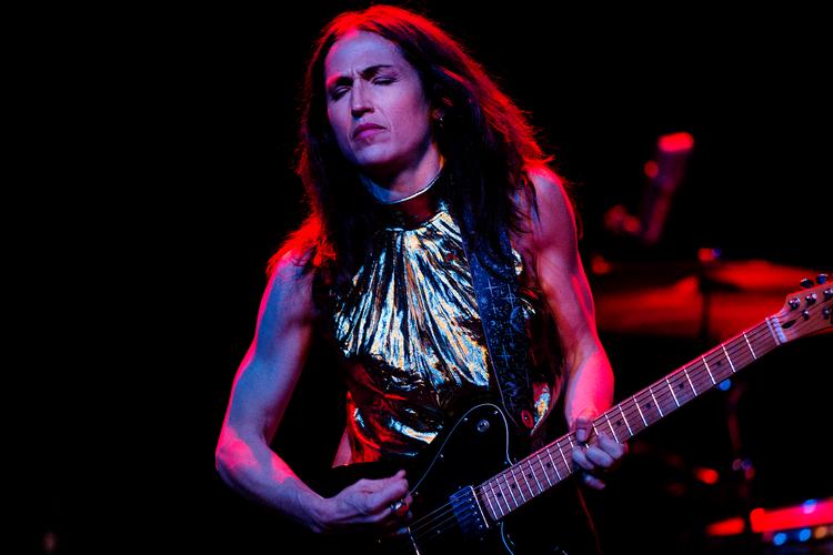 Det er svært at erobre en sang fra originaler med ekstremt distinkte stilistiske udtryk, men det præsterer Joan Wasser igen og igen. Foto: Janus Engel/Ritzau Scanpix