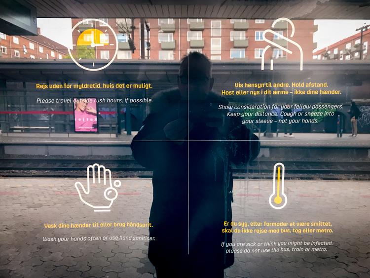 Tid til eftertanken - i dage hvor man ellers mest mødes af afstandskrav og gør-det-selv projekter.  Foto: Per Munch