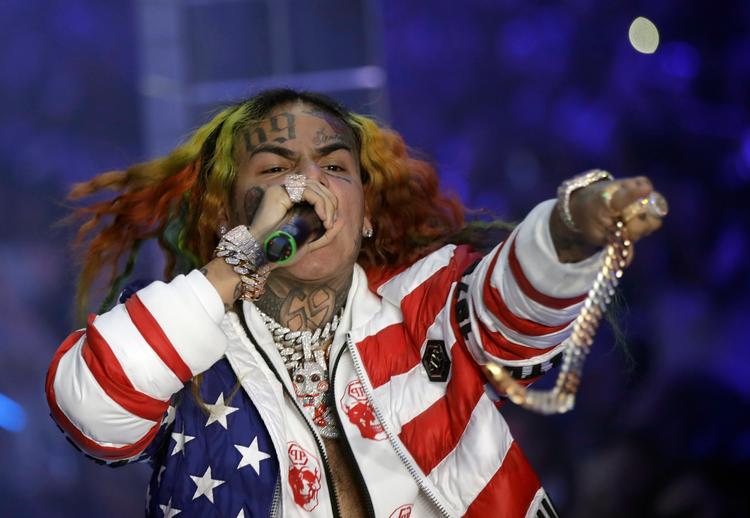 »Jeg vil have verden til at vide, at Billboard er én stor løgn, hvor man kan købe sig til førstepladsen«, skrev den kontroversielle rapper Tekashi 6ix9ine på Instagram. Foto: Luca Bruno/Ritzau Scanpix