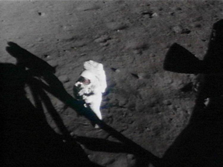 De sidste minutter før de amerikanske astonauter Neil Armstrong og Buzz Aldrin trådte ned på Månen, genfortælles så forrygende i BBC-podcasten '13 Minutes to the Moon', at man næsten kan glemme coronaen.   Foto: Project Apollo Archive/POLFOTO