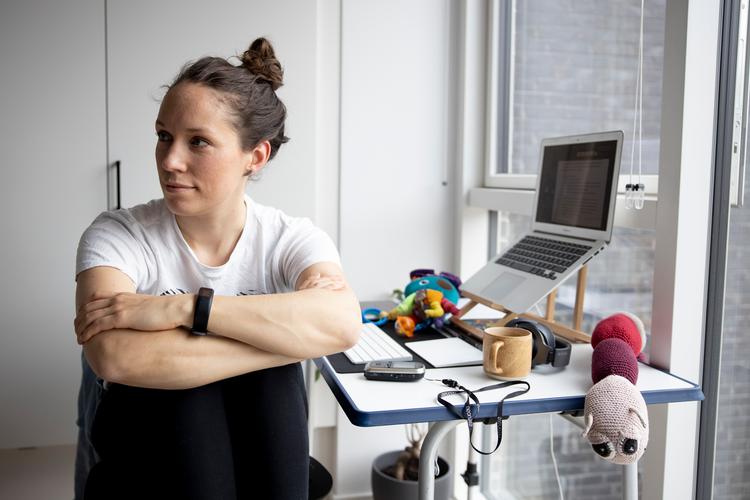 Børnenes legetøj og forstyrrelser er en del af pakken for Lise Dahl Arvedsen, der siden Danmark lukkede ned har været tvunget til at arbejde på sin ph.d. hjemmefra.  Foto: Andreas Merrald/POLFOTO
