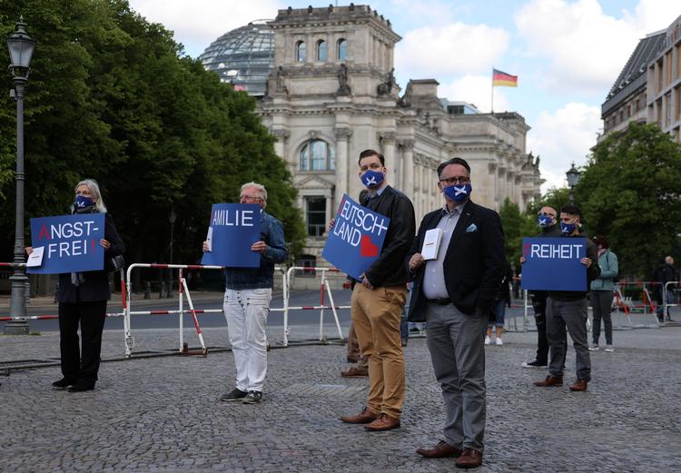 I lørdags havde Alternative für Deutschland arrangeret en af de mange protester mod corona-restriktionerne i Tyskland. De demonstrerer foran Rigsdagen i Berlin. 
 Foto: Fabrizio Bensch/Ritzau Scanpix