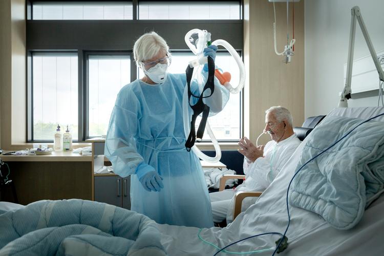 Marian F. Trzepacz på 85 år er indlagt med covid-19 på geriatrisk afdeling. Efter at sygehuset har nedlagt deres covid-19-afdeling, er patienterne spredt ud på forskellige afdelinger. Foto: Mads Nissen/POLFOTO