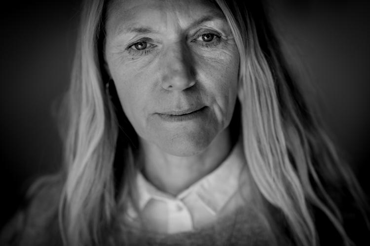 Man mødes af et væld af minder, der på en og samme tid er både ekstremt konkrete og totalt diffuse.Interview med Alberte Winding, der udgiver nyt album senere på måneden. Foto: Mads Nissen