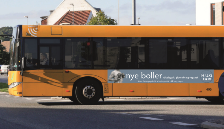 Østerbro-bageriet H.U.G.s nye busreklame, der er en kommentar til plastikklinikken Nygarts ’Nye bryster’-busreklamer. »Hvem havde troet, at folk, der ikke spiser gluten, havde humor?«, spørger Listen. Foto: H.U.G (visualisering)