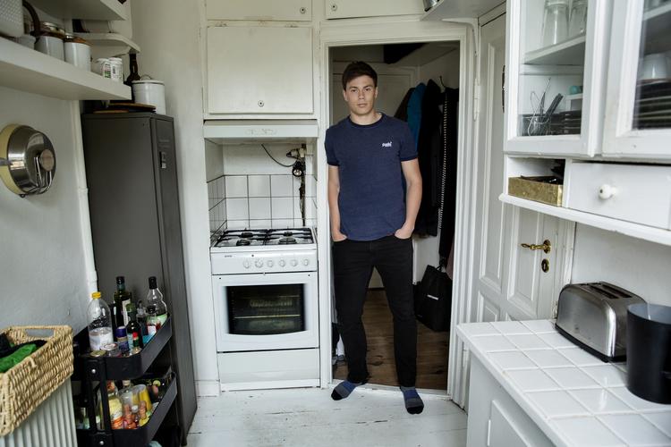 Jakob Slipsager er en af dem, der fik tiden under lockdown til at gå med at kigge på nyt køkken til andelen på Nørrebro. Det kommer om et par uger. Foto: Jacob Ehrbahn/POLFOTO