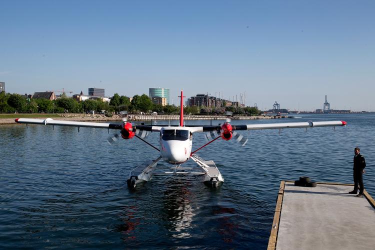 Tre danske luftfartsselskaber er gået sammen om at flyve rejsekunder ud til ferieøer som Bornholm, Samsø, Anholt og Læsø (arkivfoto). Foto: Finn Frandsen/POLFOTO