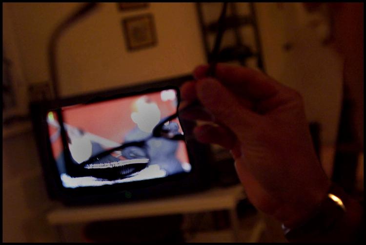     Spørgerens far sover meget, men sidder også længe oppe og ser tv. Arkivfoto Carsten Ingemann