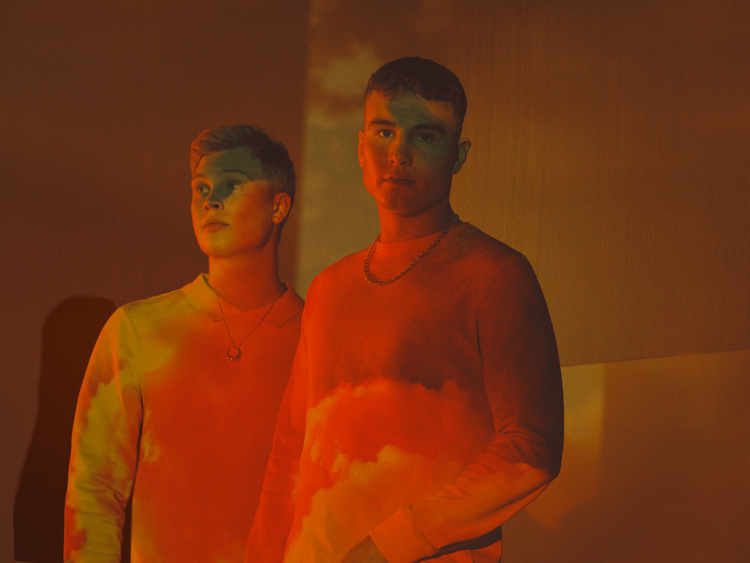 Anthon Edwards Knudtzon og Thor Blanchez Farlov kalder sig muligvis bois, men de har udgivet et ret modent og gennemført sommerpopalbum.  Foto: PR
