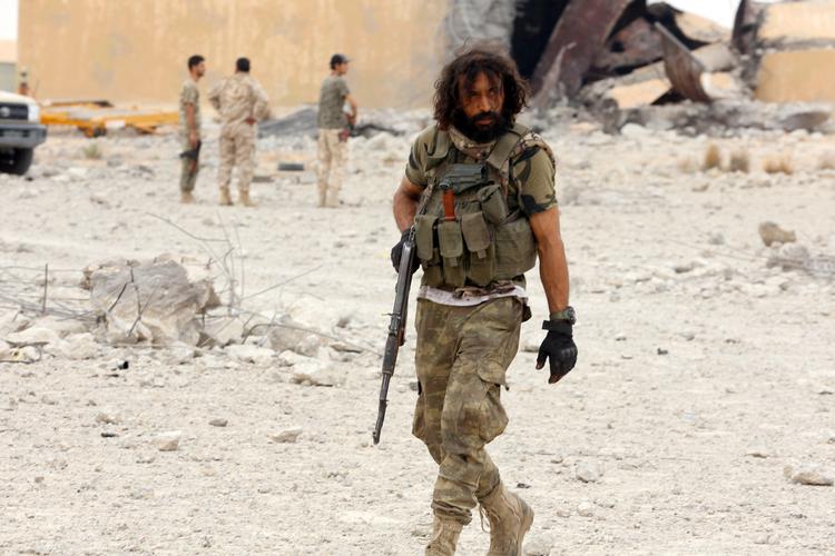 Soldat fra Libyens FN-anerkendte regering efter overtagelsen af Watiya-flybasen i det vestlige Libyen.
 Foto: Stringer/Ritzau Scanpix