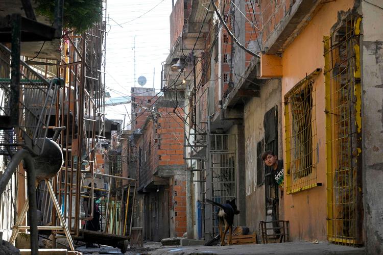 Under 400 mennesker er døde med covid-19 i Argentina takket være resolut indgriben fra myndighederne. Men fattigdommen er stigende, og landet kan ikke betale sine lån. Foto: Juan Mabromata/Ritzau Scanpix