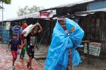 Mennesker på vej i sikkerhed i Gabura i Bangladesh. Foto: Stringer/Ritzau Scanpix