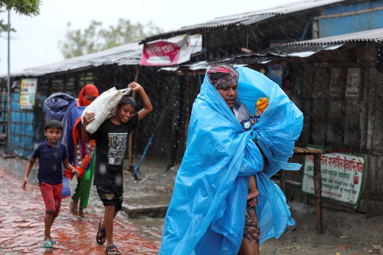Mennesker på vej i sikkerhed i Gabura i Bangladesh. Foto: Stringer/Ritzau Scanpix