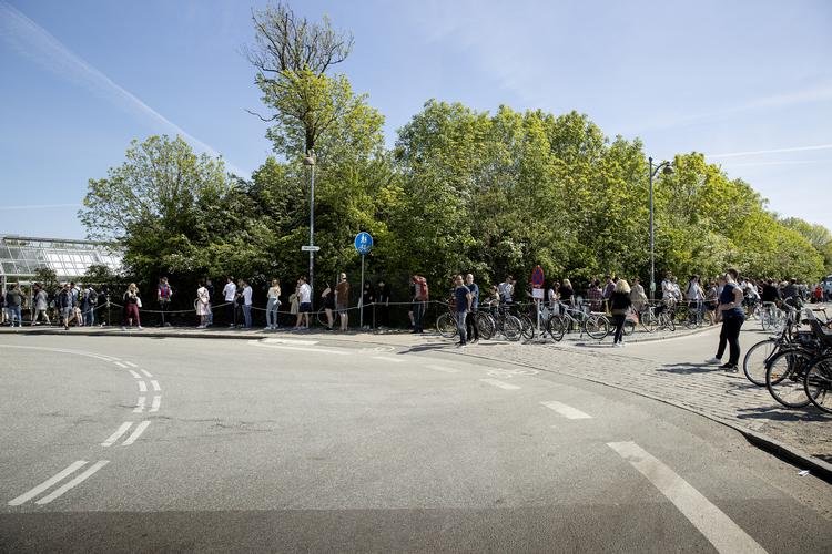 Køen strækker sig lige så langt som lysten til en Nomaburger.  Foto: Peter Hove Olesen/POLFOTO