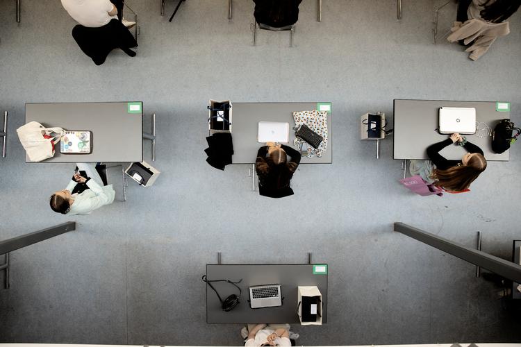 Sådan så undervisningen ud på Borupgaard Gymnasium, da der blev åbnet for eleverne i afgangsklasserne. Siden er afstandskravet blevet sænket fra 2 til 1 meter. Foto: Peter Hove Olesen/POLFOTO