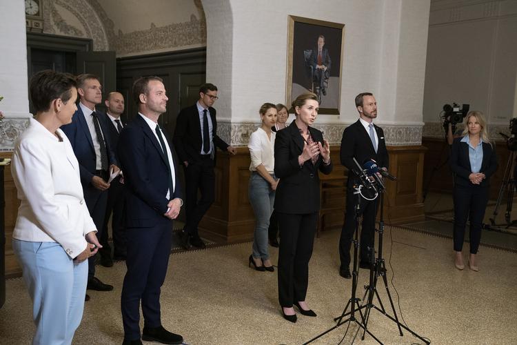 Statsminister Mette Frederiksen i spidsen for paratilederne, som onsdag lige før midnat indgik en aftale om yderligere åbning af Danmark.  Foto: Claus Bech/Ritzau Scanpix