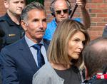 Lori Loughlin og hendes mand Mossimo Giannulli forlader retten i Boston efter et tidligere retsmøde.  Foto: Joseph Prezioso/Ritzau Scanpix