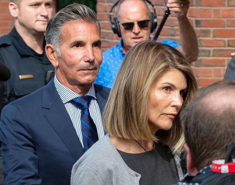 Lori Loughlin og hendes mand Mossimo Giannulli forlader retten i Boston efter et tidligere retsmøde.  Foto: Joseph Prezioso/Ritzau Scanpix