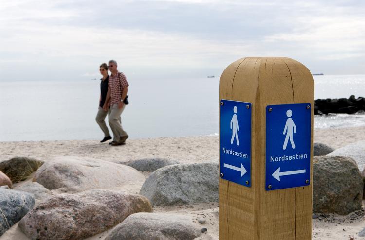 Der kan komme alt fra sol til regn og torden denne weekend, melder Danmarks Meteorologiske Institut. Så man skal være klædt på til lidt af hvert, hvis man fx vil gå  Nordsøstien i Skagen, som her på billedet. Foto: Henning Bagger/Ritzau Scanpix