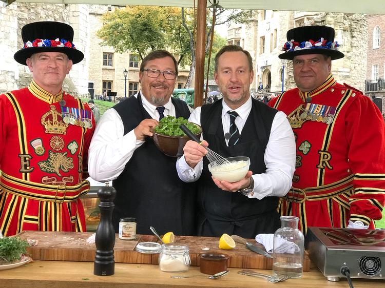 Pricerne fortæller blandt andet, hvorfor Towers berømte rødklædte vagter kaldes for beefeaters: De blev aflønnet i blandt andet kød.  