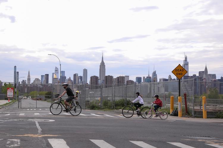Et helt nyt fænomen har ramt New York: Familier på cykeltur. Coronakrisen har øget cykelsalget markant. Foto: Caitlin Ochs/Ritzau Scanpix