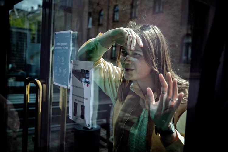Siden 25-årige Kirstine Bjerrum Voetmann blev låst ude af sit studie 12. marts, har hun haft svært ved at holde trit med studierne. »Jeg har virkelig fundet ud af, hvor vigtige mine medstuderende er for, at jeg er en god studerende«, siger hun.     Foto: Martin Lehmann/POLFOTO