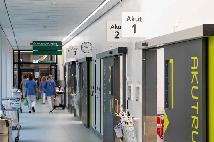  Den intensive afdeling på Danderyd Hospital nær Stockholm. Sverige nærmer sig 4000 coronarelaterede dødsfald.  Foto: Jonathan Nackstrand/Ritzau Scanpix