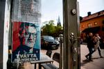  Et plakat med ansigtet af Anders Tegnell, der er blevet symbolet på den svenske coronakurs, hænger ved indgangen til en restaurant for at minde folk om at vaske hænder.   Foto: Jonathan Nackstrand/Ritzau Scanpix