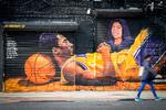     NEW YORK, NY - MAY 17: A mural dedicated to Kobe Bryant, Gianna Bryant and the other lives lost in a helicopter crash in January is seen near the Barclays Center on May 17, 2020 in the Brooklyn borough of New York City. COVID-19 has spread to most countries around the world, claiming more than 316, 000 lives, with nearly a third of the 4.8 million infections reported coming from the United States. Mike Lawrie/Getty Images/AFP == FOR NEWSPAPERS, INTERNET, TELCOS &amp; TELEVISION USE ONLY ==   Foto: Mike Lawrie/Ritzau Scanpix