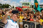 Brasiliens præsident,  Jair Bolsonaro, tager en selfie med støtter i Brasilia.  Foto: Sergio Lima/Ritzau Scanpix