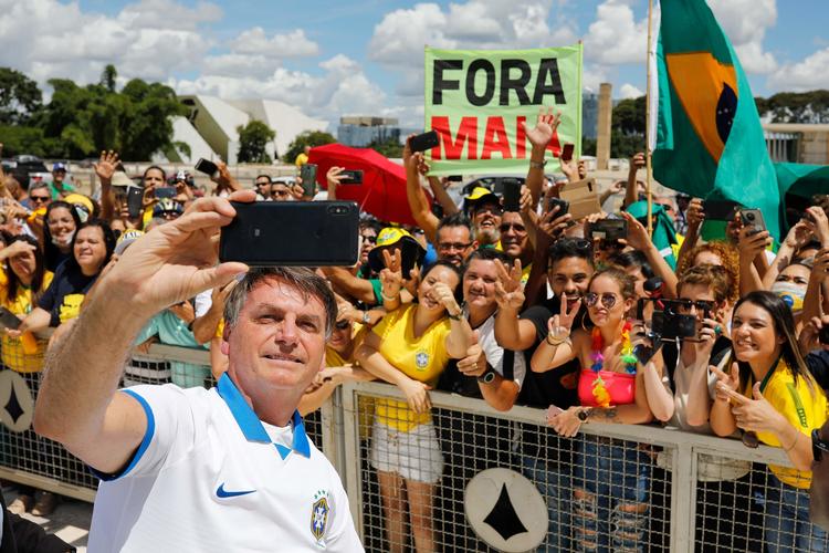 Brasiliens præsident,  Jair Bolsonaro, tager en selfie med støtter i Brasilia.  Foto: Sergio Lima/Ritzau Scanpix