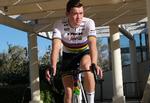 Mads Pedersen viser i dag VM-trøjen frem i en virtuel kappestrid , som Giro d'Italia-arrangøren RCS Sport har stablet på benene. Foto: RCS Sport. 