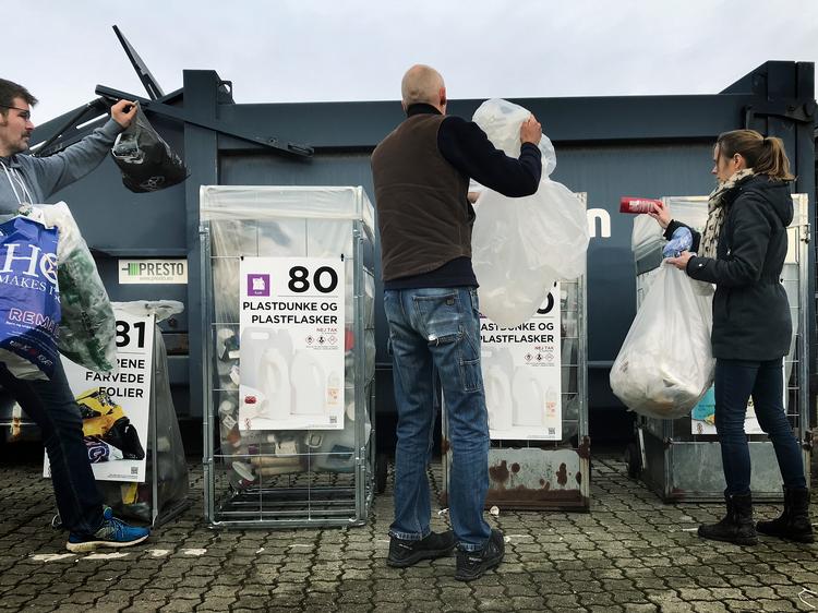Selv på genbrugspladsen kan det være svært at finde ud af, hvor bestemte typer affald skal hen. I  hjemmet er der ikke nogen blå mænd til at guide dig.  Foto: Jakob Boserup/POLFOTO