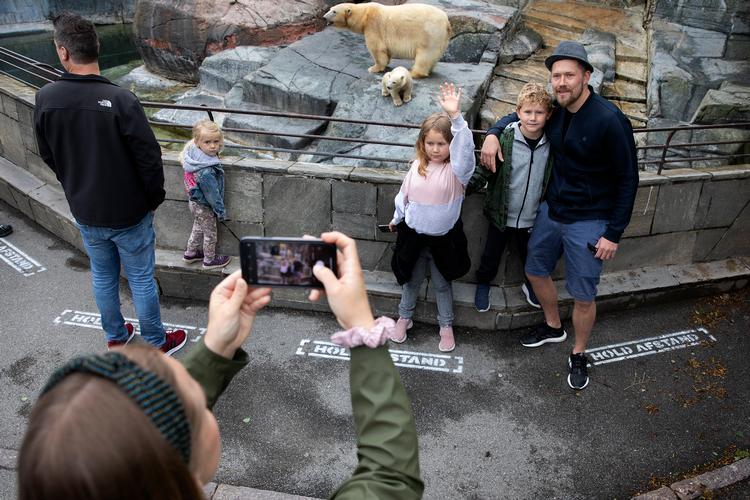 Børnene Gry og Louis har med deres forældre Mikkel Hesse og Karina Søndergaard årskort til zoologisk have. Lørdag fik de igen lov at bruge det.  Foto: Finn Frandsen/POLFOTO