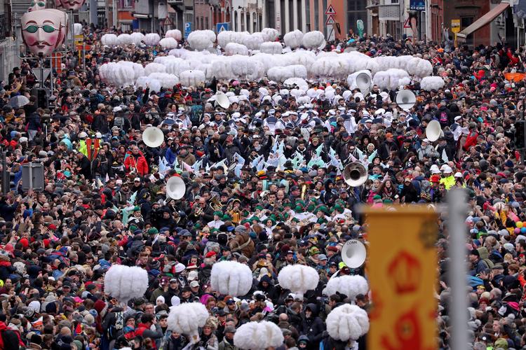 Smittespreder. De belgiske myndigheder tror, at  karnivalsfejringer har været med til at sprede coronavirussen - billedet er fra Binche-karnivalet 25. februar. I samme periode kom mange belgiere hjem fra skiferie i alperne, hvilket også har spredt smitten. Foto: Yves Herman/Ritzau Scanpix